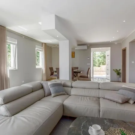 Cissa By Guide * Peroj