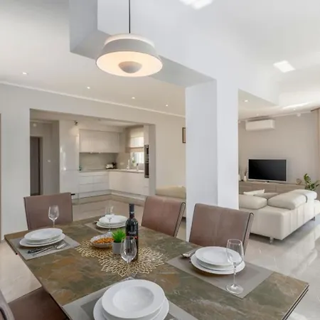 Cissa By Guide Peroj