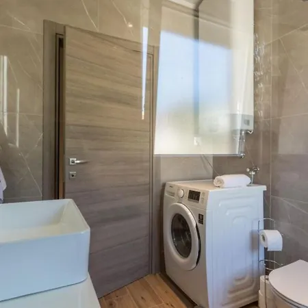 Cissa By Guide * Peroj