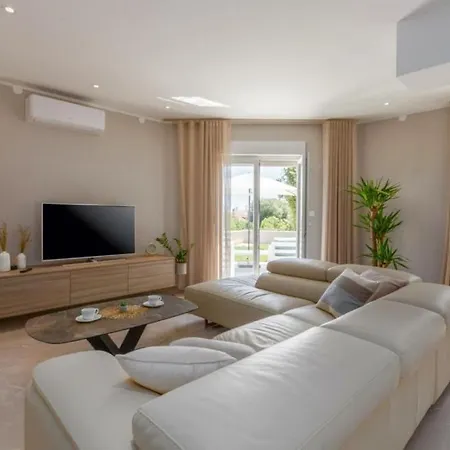 Villa Cissa By Guide Peroj